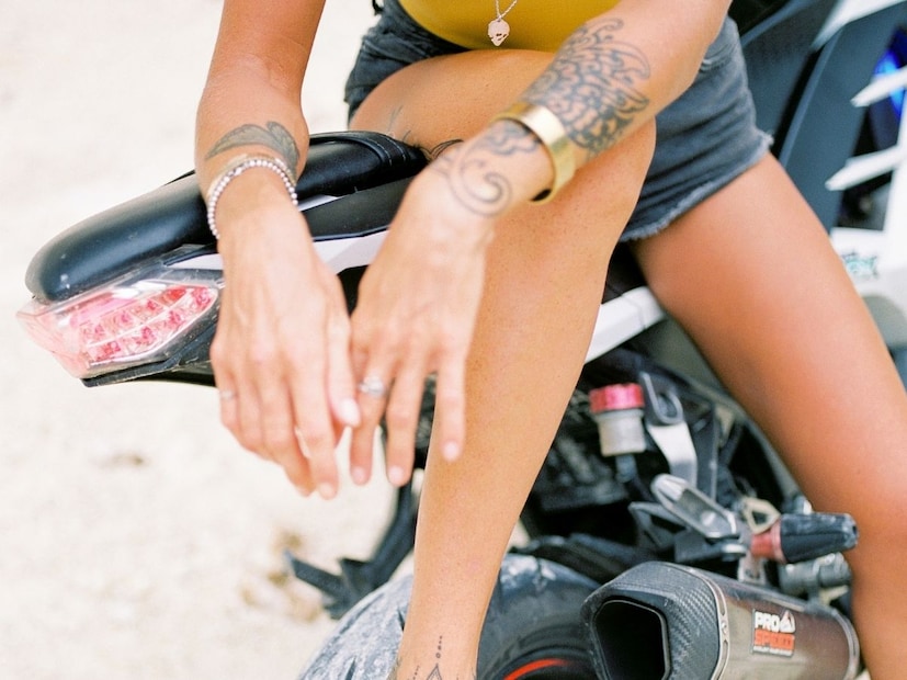 मागील सीट उंच असण्याचं आणखी एक कारण म्हणजे मागे बसलेल्या व्यक्तीला पुढे बसलेल्या व्यक्तीमुळे संरक्षण मिळतं. धूळ, वारा आणि वायब्रेशन कमी जाणवतं. शिवाय मागच्या सीटवर होणाऱ्या धक्क्यांचा परिणामही कमी होतो.