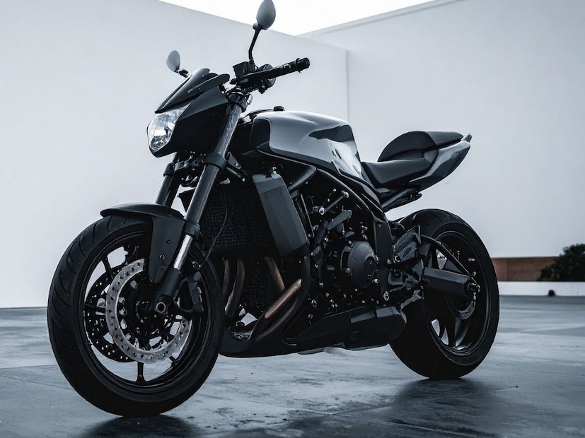 बाईकच्या संतुलनासाठी मध्यभागी वजन आवश्यक असतं. मागची सीट उंच केल्याने, मागे बसलेली व्यक्ती पुढे झुकते आणि तिचं वजन बाईकच्या मध्यभागी जास्त पडतं, ज्यामुळे संतुलन राखलं जातं.