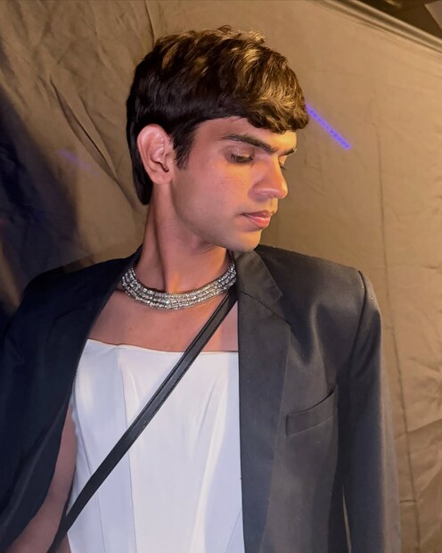 एक वेळी अशी आली की त्यांनी स्वत:ला स्वीकारलं आता त्यांना जगासमोर यायचं होतं. इतके दिवस पडद्याआड लपून काम करणाऱ्या चेहऱ्याने अखेर सोशल मीडियावर रिल्स करायला सुरुवात केली. वेगवेगळ्या प्रकारच्या कंटेंट क्रिएशनला सुरुवात केली. सुरुवातीला अनेक नकारात्मक कमेंट्स आणि अडथळे आले, पण त्यांनी आपले काम सुरूच ठेवले.