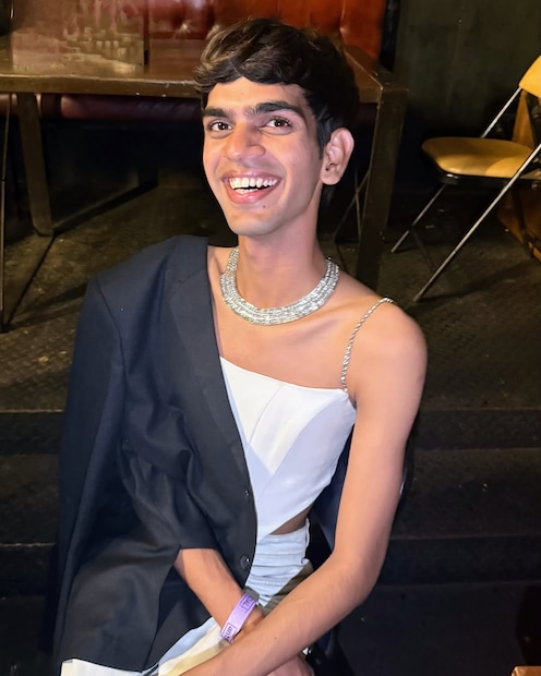 फॅशन क्षेत्रातील अनुभव घेण्यासाठी त्यांनी एका मॉलमध्ये १२-१२ तास उभे राहून नोकरी केली. फॅशनच्या जगात त्यांचा प्रवास सोपा नव्हता. 