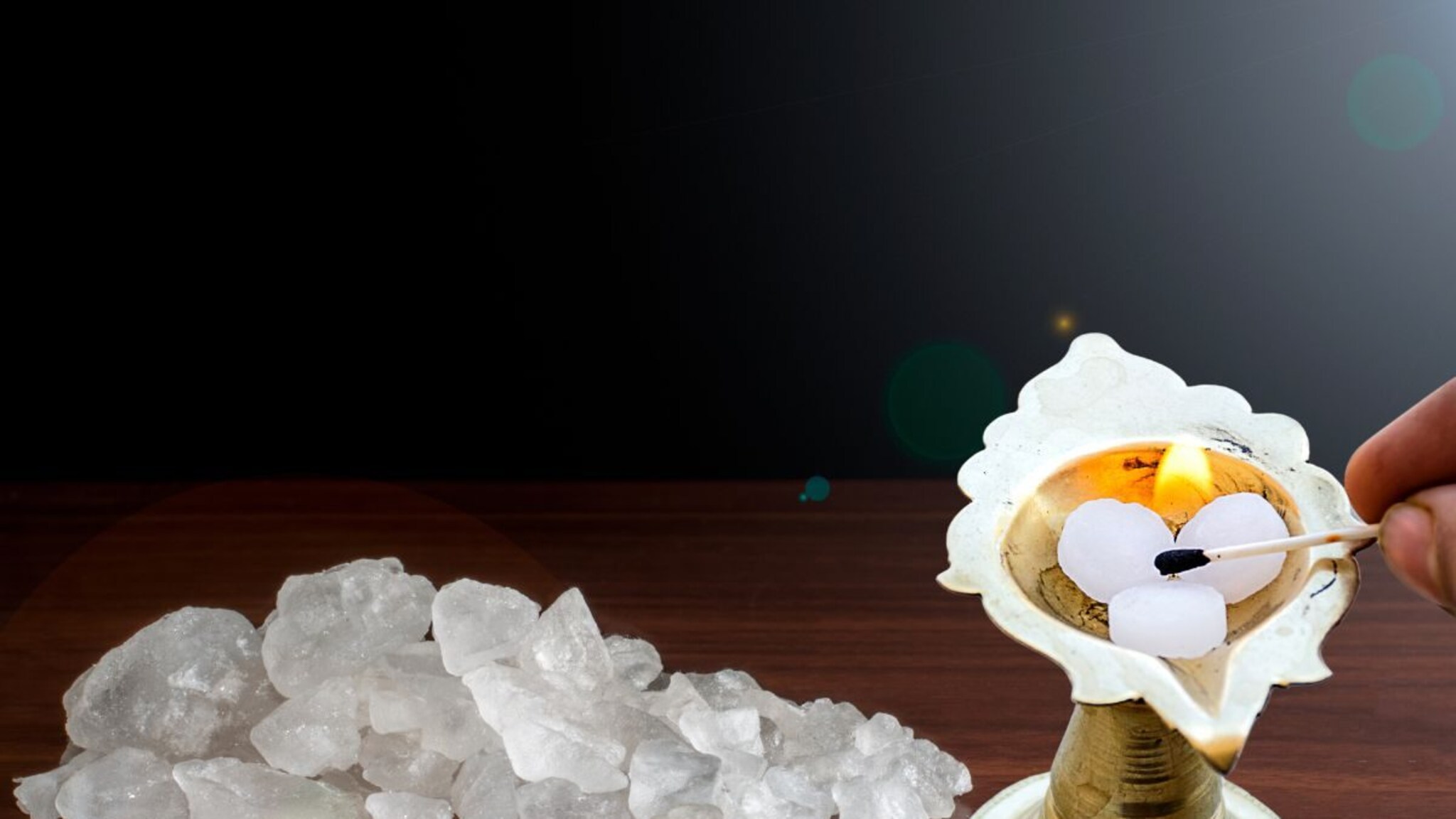 Kapur : पूजेत वापरता तो कापूर कशापासून बनवतात माहितीये? तो पेटतो कसा काय?