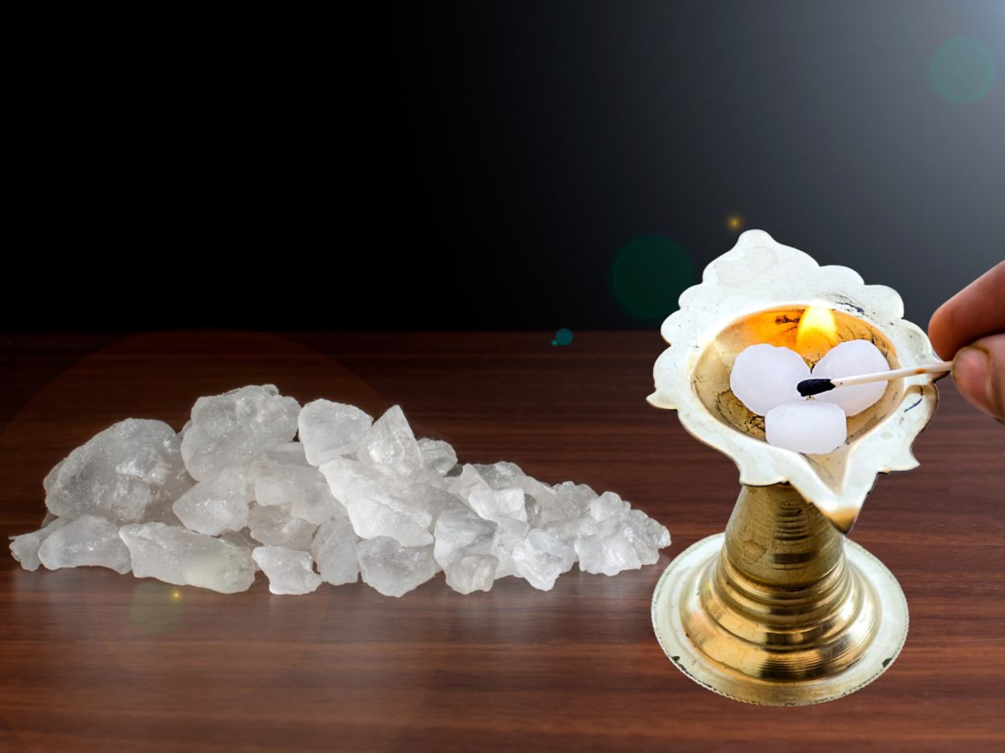 Kapur : पूजेत वापरता तो कापूर कशापासून बनवतात माहितीये? तो पेटतो कसा काय?