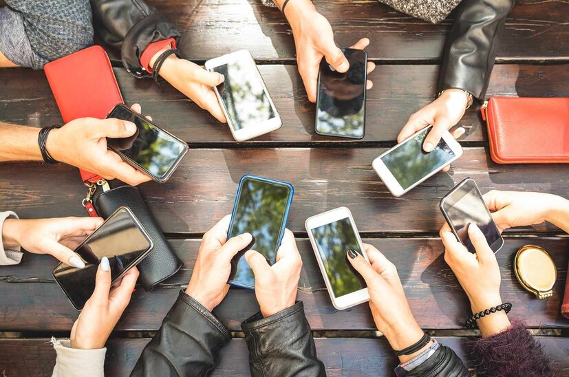 Nokiaचा 105 मॉडेल नेहमीच त्याच्या बजेट आणि टिकाऊ फोनसाठी ओळखला जातो. त्याची किंमत सुमारे ₹1,200-₹1,400 आहे. यात 1.8 इंचाचा डिस्प्ले, एफएम रेडिओ, ड्युअल-सिम सपोर्ट आणि दीर्घकाळ टिकणारी 800 mAh बॅटरी आहे. हा फोन त्याच्या साधेपणा आणि दीर्घ बॅटरी लाइफसाठी लोकप्रिय आहे.