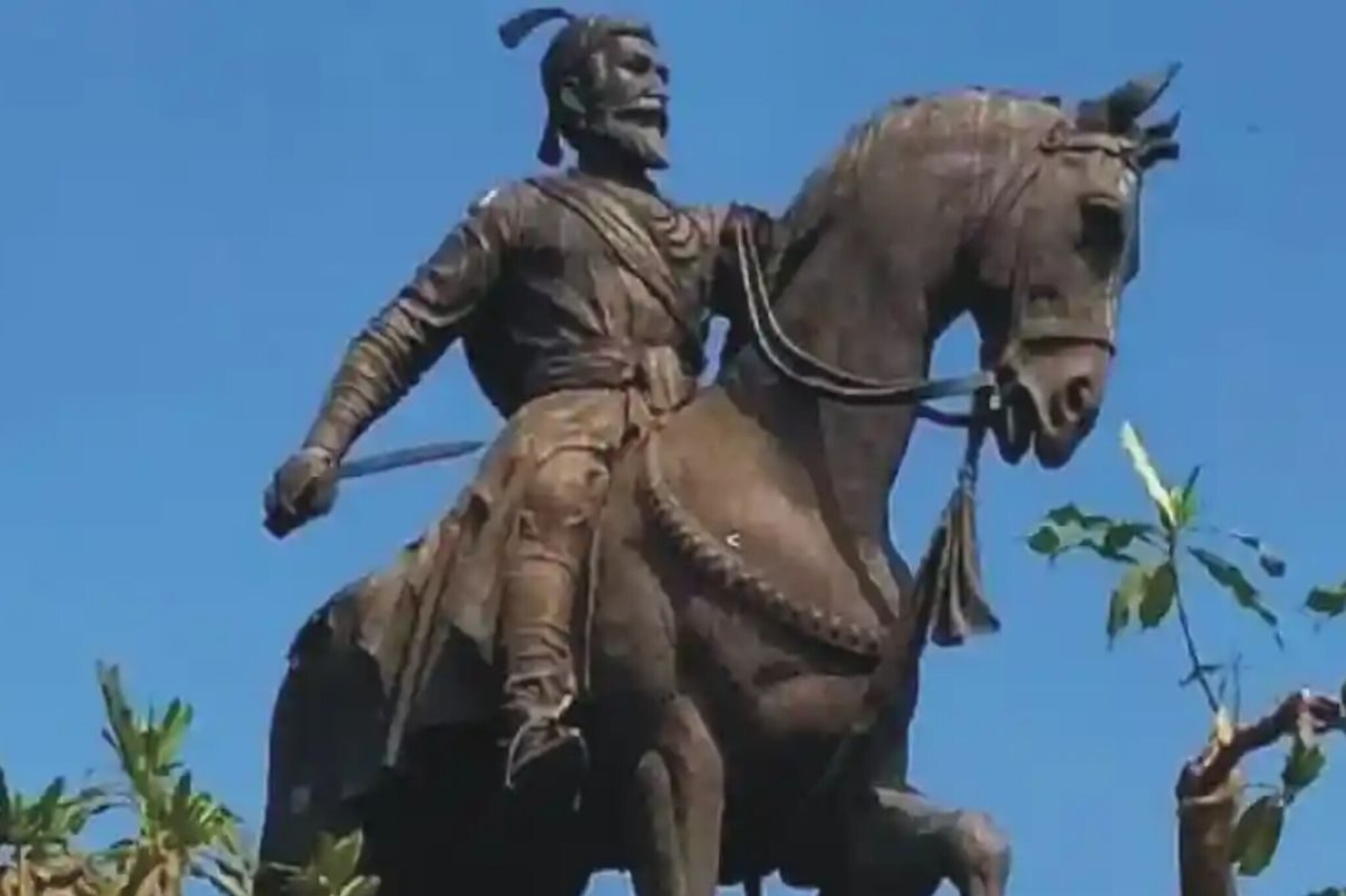 गणेशोत्सवानंतर सूत्रं फिरली, लखनऊत छत्रपती शिवरायांच्या पुतळ्यालाच अटकाव!