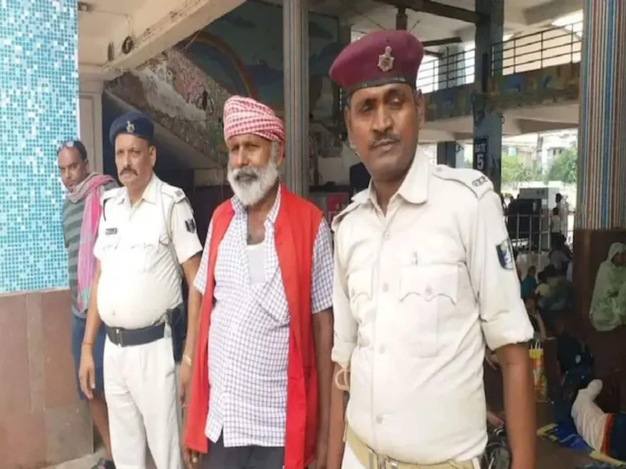 कुली नंबर 1, सोबत 2 बॉडीगार्ड! रिल नाही हे रिअल आहे; 200 रुपये कमवणाऱ्या कुलीला अंगरक्षक का?