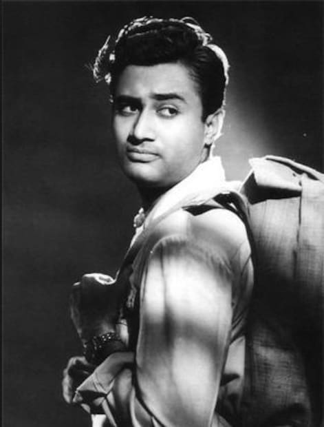  देव आनंद यांनी 1948 मध्ये मनोरंजनसृष्टीत पदार्पण केलं. 'हम एक है' या चित्रपटाच्या माध्यमातून त्यांनी बॉलिवूडमध्ये पाऊल ठेवलं होतं. त्यानंतर 1948 मध्ये आलेल्या 'जिद्दी' या चित्रपटाने त्यांना स्टार बनवलं. त्यानंतर त्यांनी कधीही मागे वळून पाहिलं नाही. 2011 मध्ये देव आनंद यांचे निधन झाले.