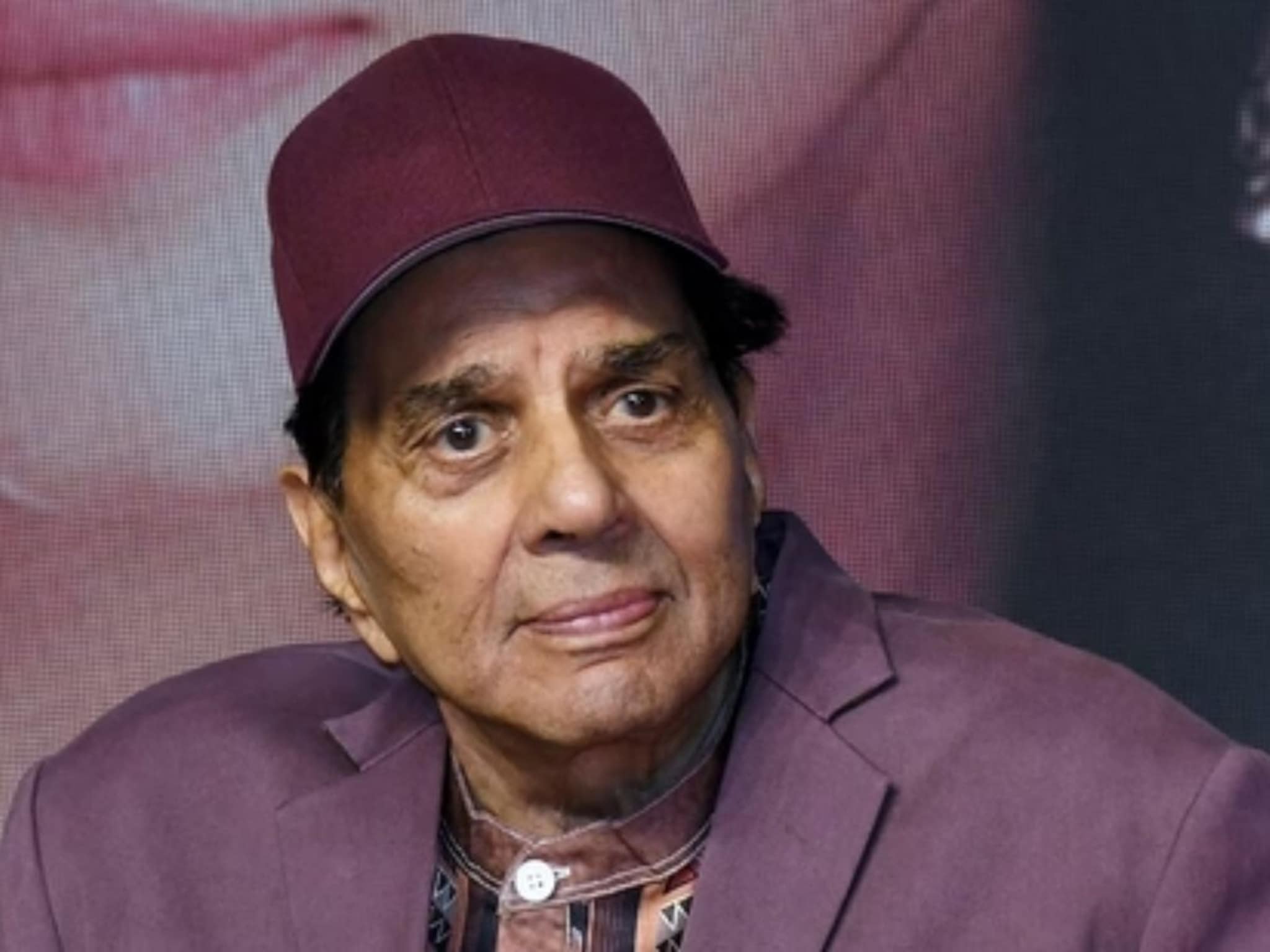 Dharmendra Health Updates : मोठी बातमी! दिग्गज अभिनेते धर्मेंद्र व्हेंटिलेटरवर, तब्येत नाजूक