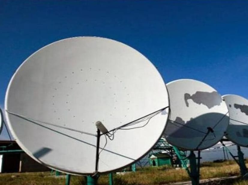 डिश TV अँटेनाचे मुख्य कार्य म्हणजे सॅटेलाइटमधून सिग्नल कॅप्चर करणे. टीव्ही चॅनेल प्रथम जमिनीपासून हजारो किलोमीटर वर असलेल्या भूस्थिर उपग्रहांवर प्रसारित केले जातात. हे उपग्रह पृथ्वीसोबत एकाच वेगाने फिरतात, म्हणून ते नेहमी त्याच ठिकाणी दिसतात. डिश अँटेना या उपग्रहांमधून येणाऱ्या रेडिओ लहरी (मायक्रोवेव्ह फ्रिक्वेन्सी) कॅप्चर करतो.