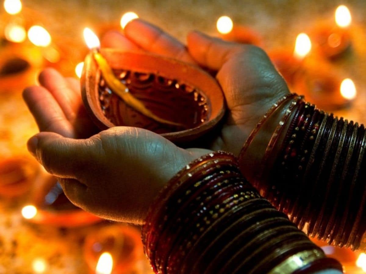 यमदीप कोणत्या दिशेला लावावा - यमदीप दक्षिण दिशेकडे लावला पाहिजे, कारण ही यमराजाची दिशा मानली जाते.