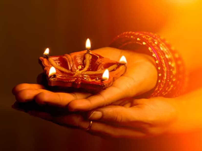  नरक चतुर्दशी हा दिवाळीचा दुसरा दिवस असतो. या दिवसाचं महत्त्व म्हणजे, या दिवशी भगवान श्रीकृष्णाने नरकासूर राक्षसाचा वध केला. आणि त्यानंतर तेलाने स्नान करून आपला विजय साजरा केला. याच परंपरेनुसार, नरक चतुर्दशीला पहाटे अभ्यंगस्नान करण्याची प्रथा आहे.