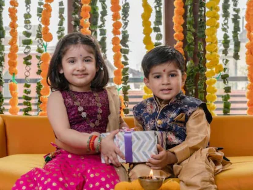  दिवाळीचा शेवटचा आणि भावा बहिणीच्या पवित्र नात्याचा उत्सव म्हणजेच भाऊबीजेचा सण साजरा करतात. या दिवशी बहिण भावाला ओवाळते आणि भावाच्या सुख समृद्धीसाठी प्रार्थना करते. तर भाऊ बहिणीला भेटवस्तू देतो आणि तिचे रक्षण करण्याचं वचन देतो.