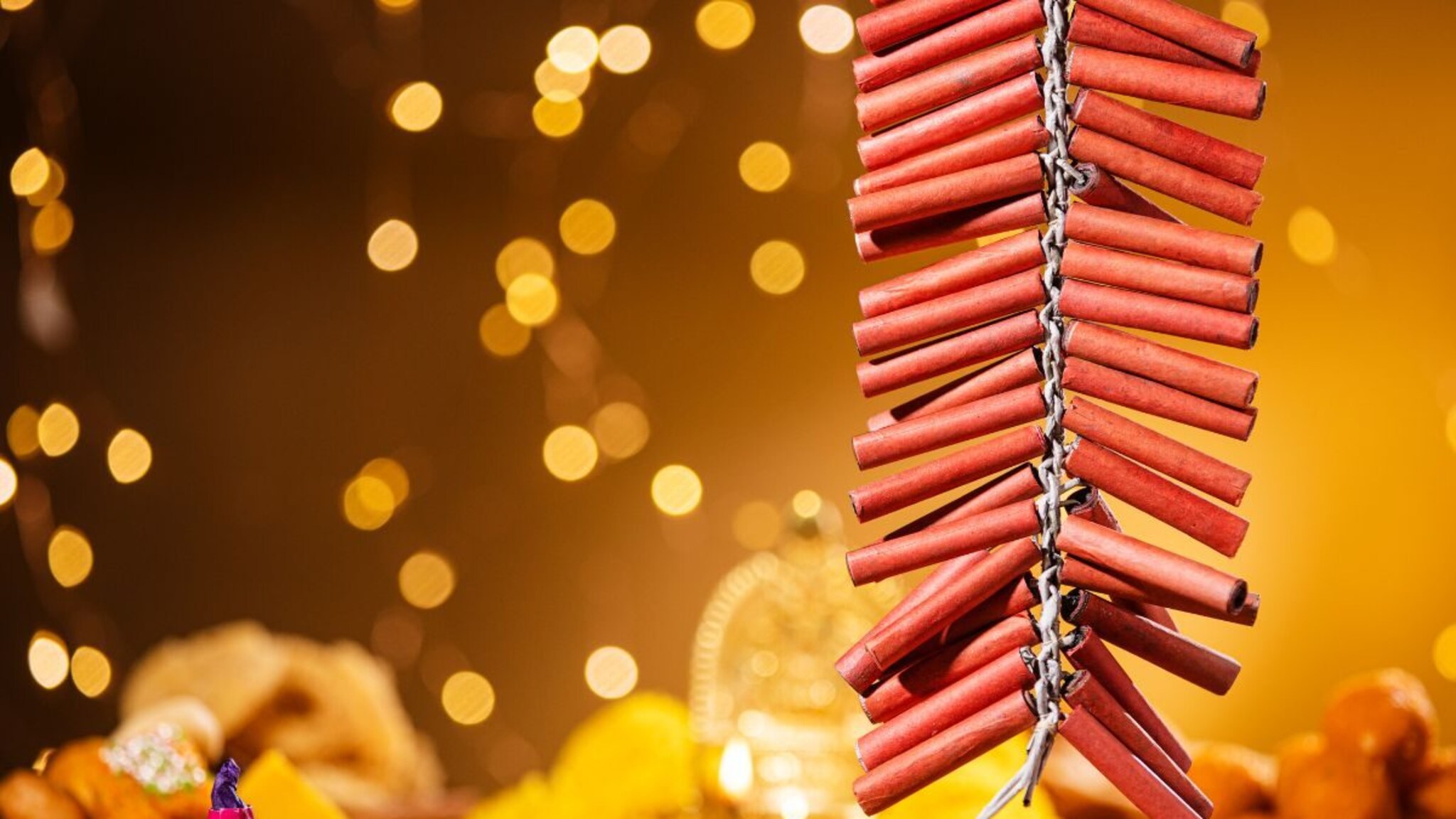 Indian Railway : मुलांसाठी दिवाळीत फटाके नेताय सावधान! खावी लागेल जेलची हवा