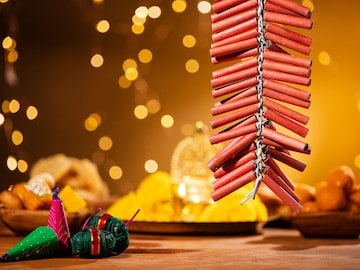 मुलांसाठी दिवाळीत फटाके नेताय सावधान! खावी लागेल जेलची हवा मुलांसाठी दिवाळीत फटाके नेताय सावधान! खावी लागेल जेलची हवा