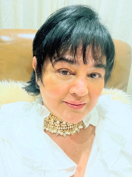  अलीशा चिनॉय यांचा एक व्हिडीओ काही दिवसांपूर्वी चांगलाच व्हायरल झाला होता. या व्हिडीओमधील त्यांचा बदलेला लुक पाहून चाहते हैरान झाले आहेत.