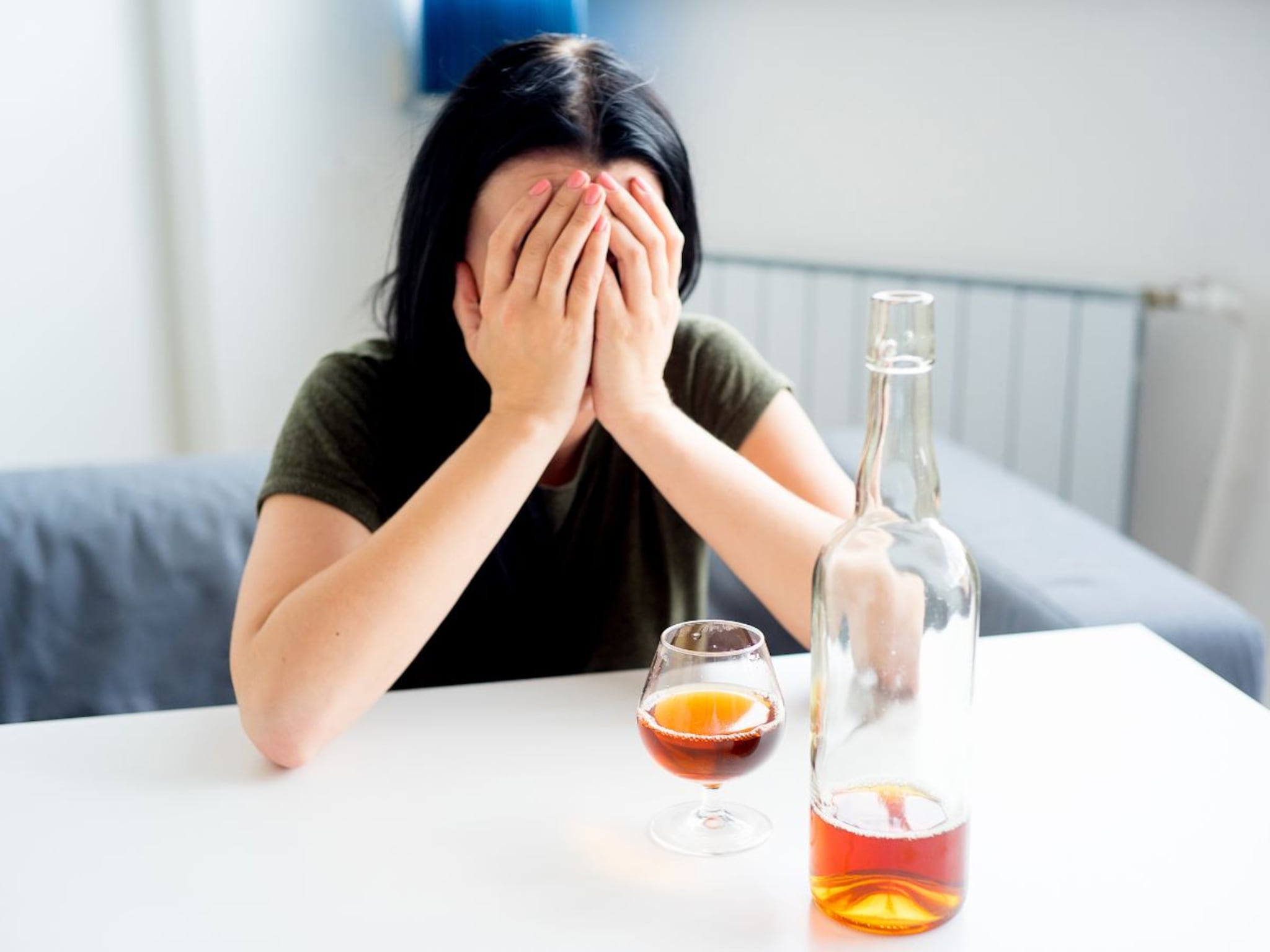 एक नंबरची दारूडी, रूम बंद करून दारू ढोसायची, पिणं थांबवल्यावर भयंकर अवस्था