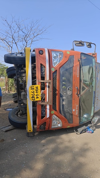 दोन्ही वाहने रस्त्यातच पलटी झाल्याने काही काळ वाहतूक ठप्प झाली होती.