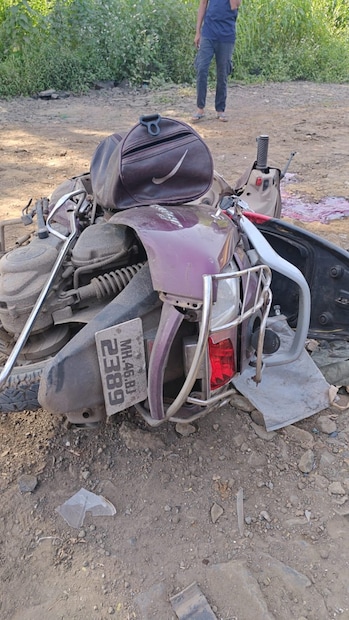  स्कुटी चालक रस्त्याच्या कडेला उभा राहून फोनवर बोलत असताना ट्रेलरलने त्यालाही धडक दिली.त्याचा जागीच मृत्यू झाला.