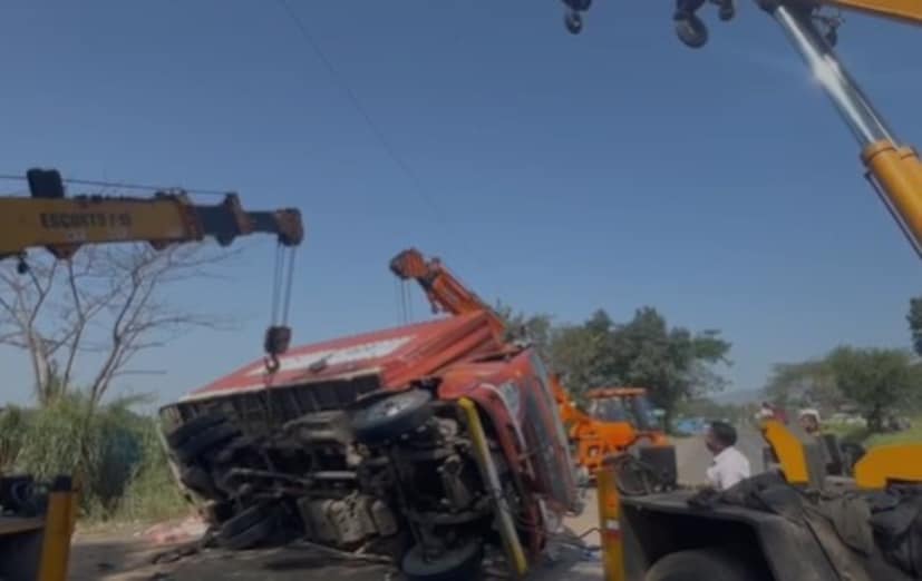 त्या लेनवर बिस्कीट वाहून नेणाऱ्या टेम्पोला जोरदार धडक दिली. त्या धडकेत दोन्ही वाहने पलटी झाली