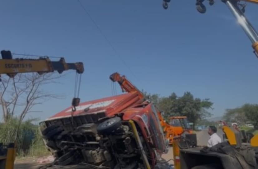  वावनढळजवळ तीन गाड्यांच्या अपघातात स्कूटर चालक राशिद राजपूत यांचा मृत्यू झाला.