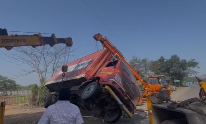 मुंबई - पुणे जुन्या हायवेवर तीन गाड्यांच्या झालेल्या विचित्र अपघातात एक जणाचा मृत्यू झाला आहे.