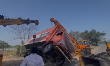 मुंबई - पुणे महामार्गावर तीन वाहनांचा विचित्र अपघात; एकाच मृत्यू, वाहतूक ठप्प मुंबई - पुणे महामार्गावर तीन वाहनांचा विचित्र अपघात; एकाच मृत्यू, वाहतूक ठप्प