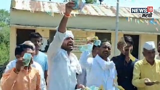 तुटपुंज्या मदतीवर शेतकरी संतप्त, पूरग्रस्तांनी पैसे उधळून केला निषेध