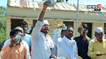 तुटपुंज्या मदतीवर शेतकरी संतप्त, पूरग्रस्तांनी पैसे उधळून केला निषेध