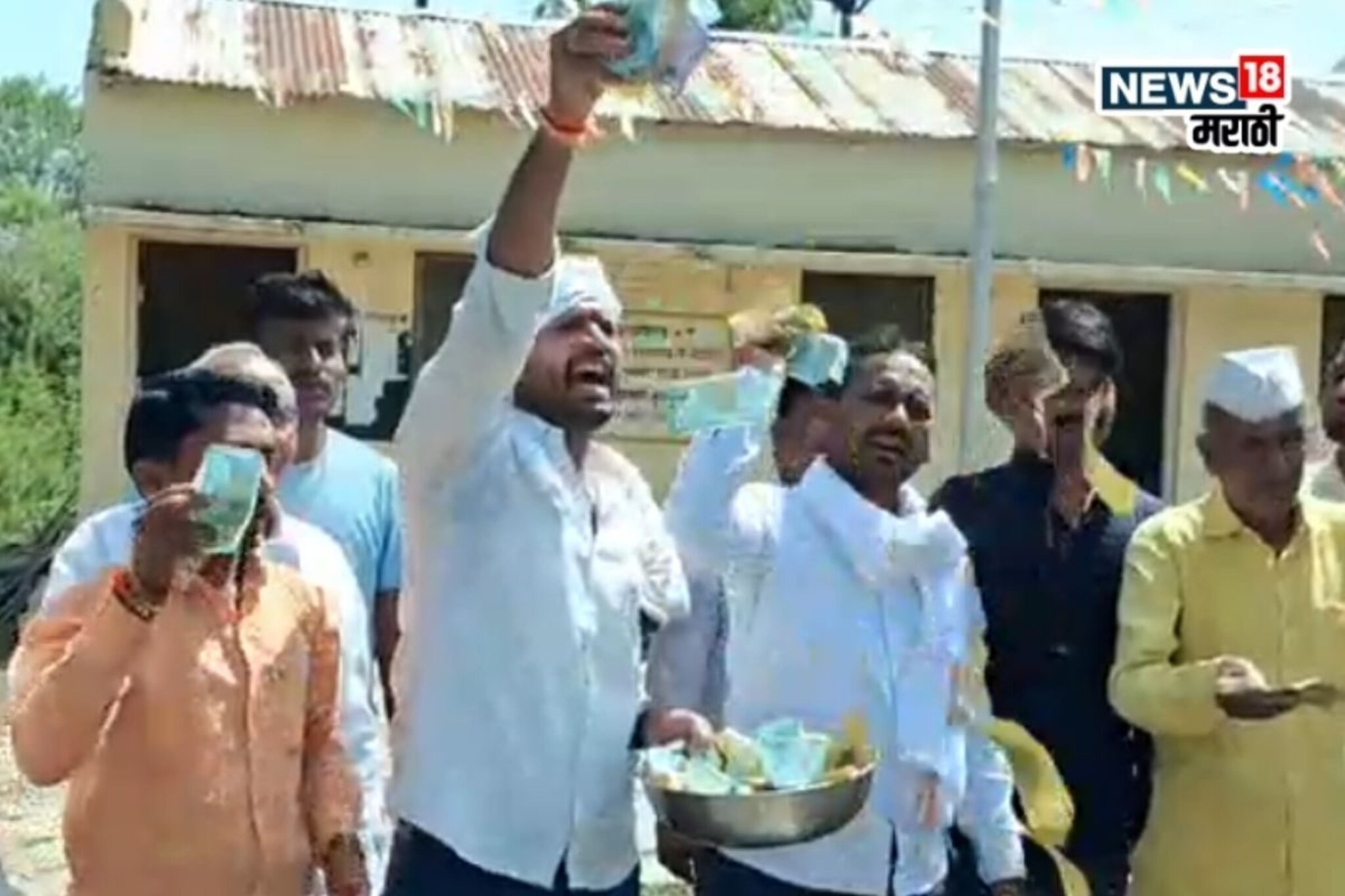 तुटपुंज्या मदतीवर शेतकऱ्यांचा संताप! पूरग्रस्तांनी नोटा उधळून सरकारचा केला निषेध