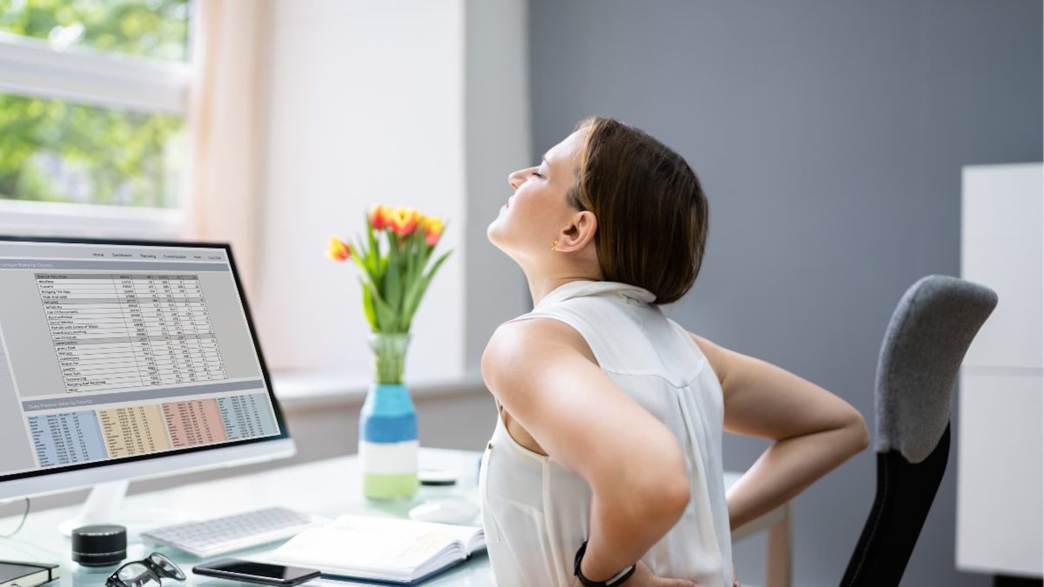 पाठदुखीकडे दुर्लक्ष करताय? ही ५ लक्षणं दिसल्यास त्वरित डॉक्टरांना भेटा, नाहीतर होईल गंभीर परिणाम!