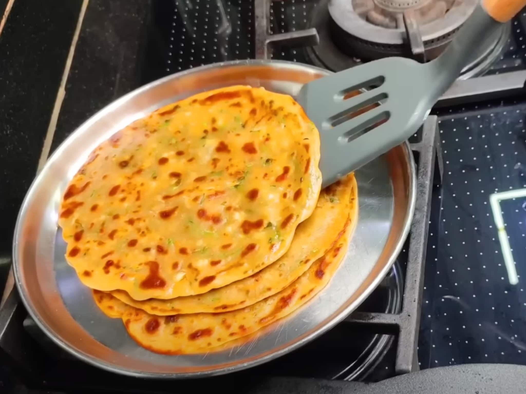 डोसा स्टाईलमध्ये बनवा पराठे! कणिक न मळता 5 मिनिटांत तयार करा 50 पराठे, 'ही' पाहा खास रेसिपी!