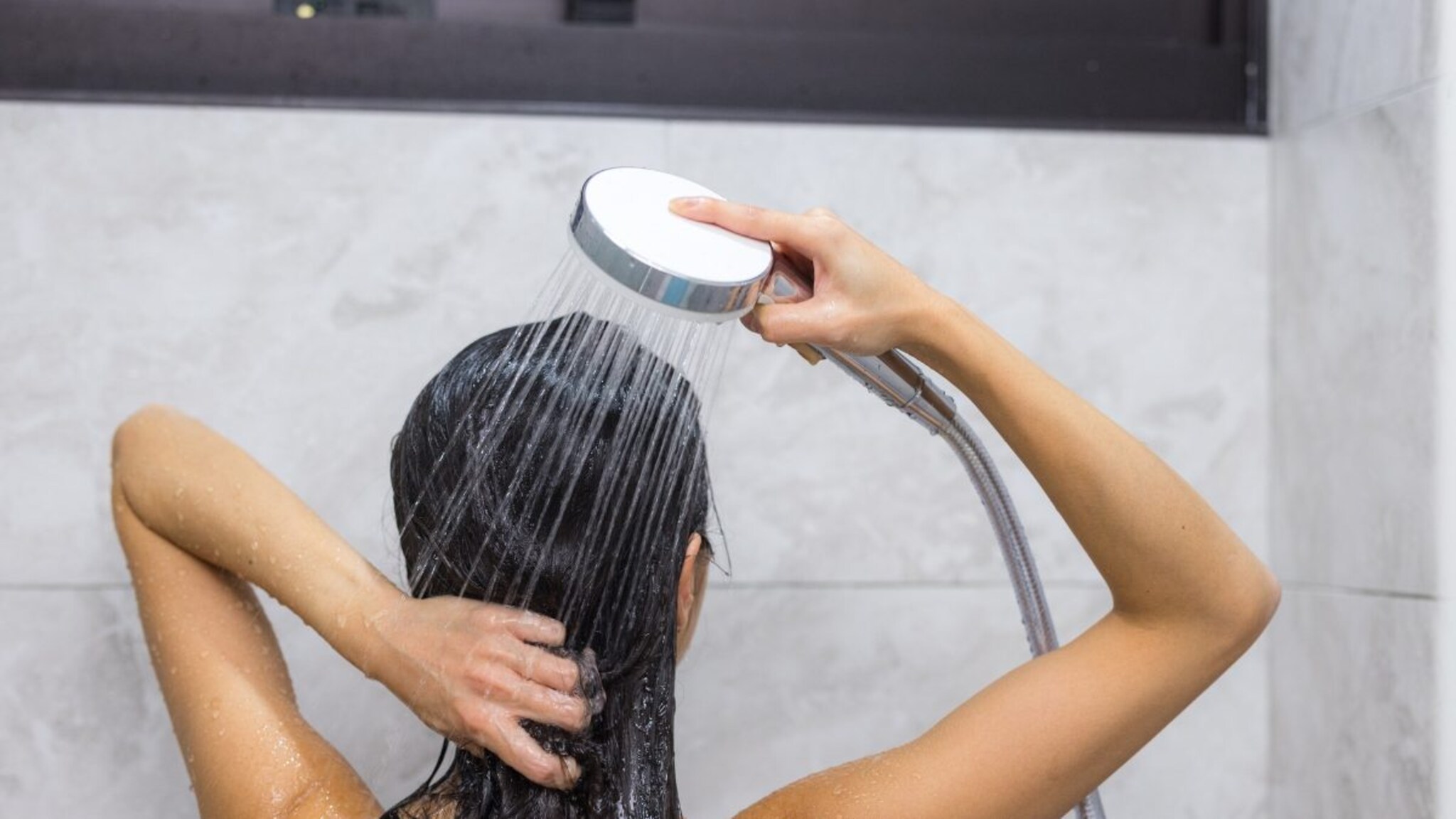 सकाळी आंघोळ करावी की रात्री? वाचा वैज्ञानिक तथ्ये आणि तज्ज्ञांचे मत, मग ठरवा तुमच्यासाठीची योग्य वेळ!