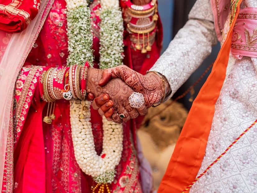 लग्न जुळण्यासाठी करण्याचा सोपा उपाय -अंकशास्त्र म्हणजे फक्त आकड्यांचा खेळ नाही, तर त्याचे परिणाम तुमच्या विश्वास आणि विचारांच्या शक्तीवरही अवलंबून असतात. अंकशास्त्रानुसार, शुक्रवारी डाव्या तळहातावर 6 अंक लिहावा. ज्या लोकांची लग्नं खूप दिवसांपासून होत नाहीयेत किंवा ठरत आलेलं काही कारणांनी अचानक फिस्कटतं, त्यांच्यासाठी हा उपाय लाभदायक मानला गेला आहे.
