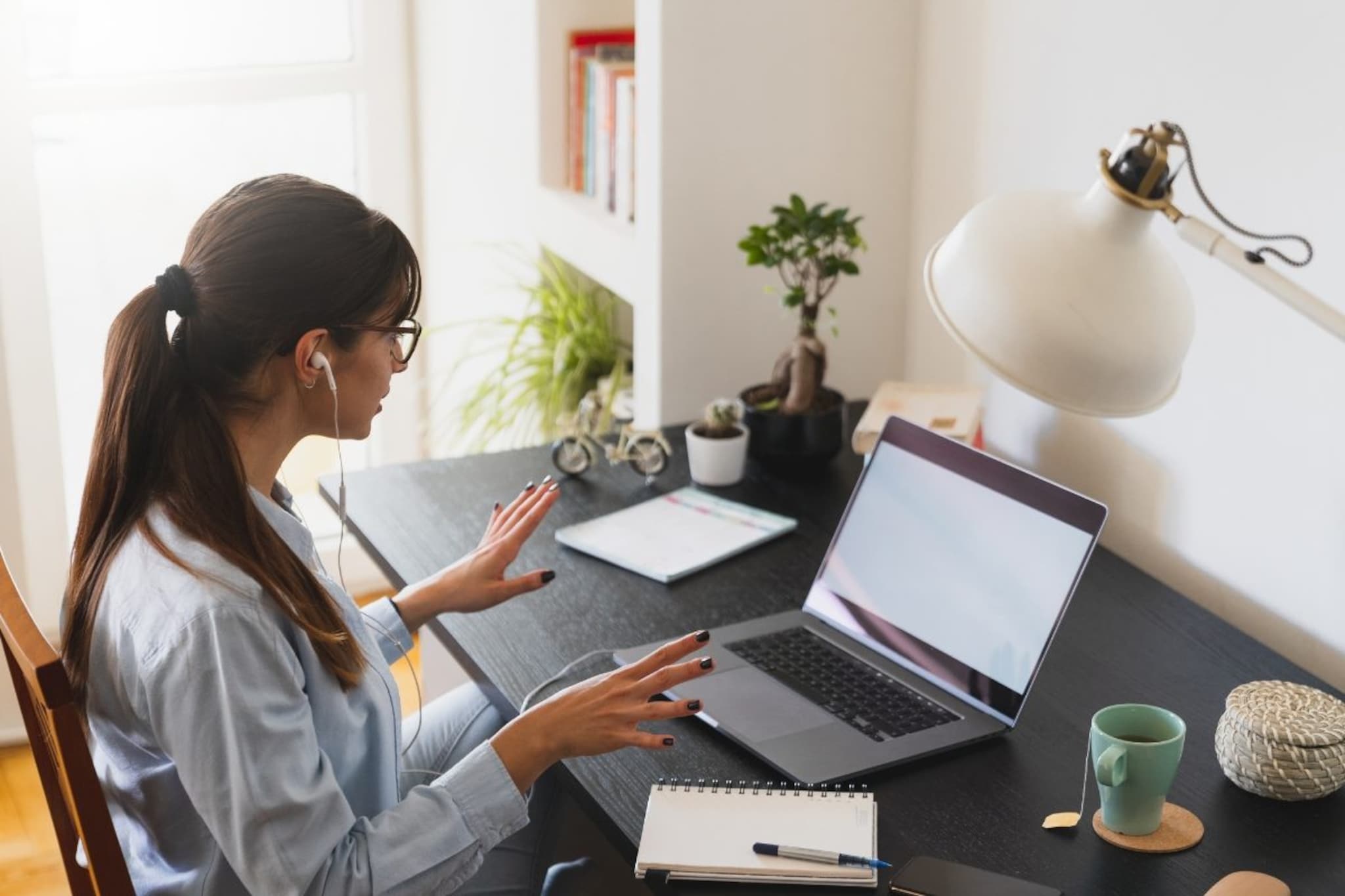 WFH मुळे पाठदुखी आणि डोळ्यांचा त्रास? '२०-२०-२०' नियम आणि 'या' सोप्या टिप्सनी...