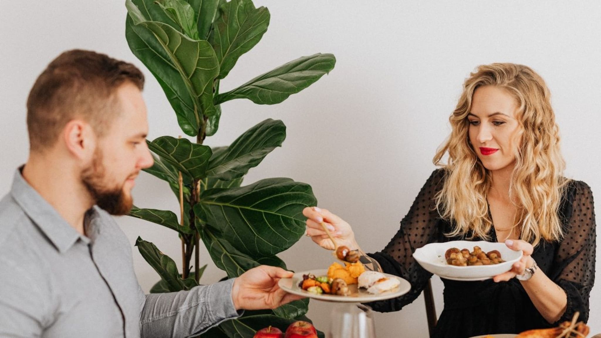 जेवणानंतर लगेच झोपताय? होऊ शकतात 'हे' गंभीर आजार, आत्ताच सवय बदला; अन्यथा...