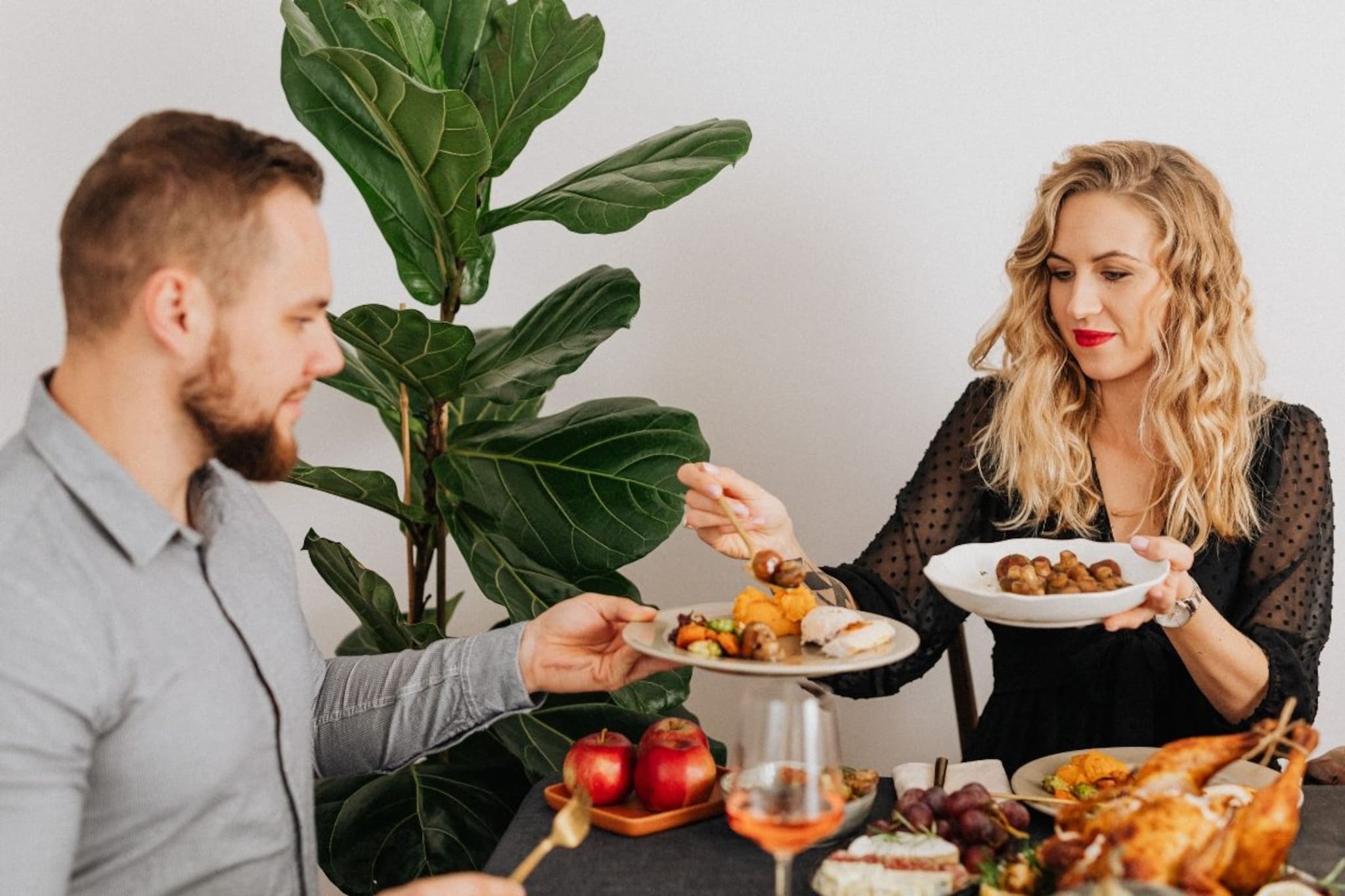 जेवणानंतर लगेच झोपताय? होऊ शकतात 'हे' गंभीर आजार, आत्ताच सवय बदला; अन्यथा...