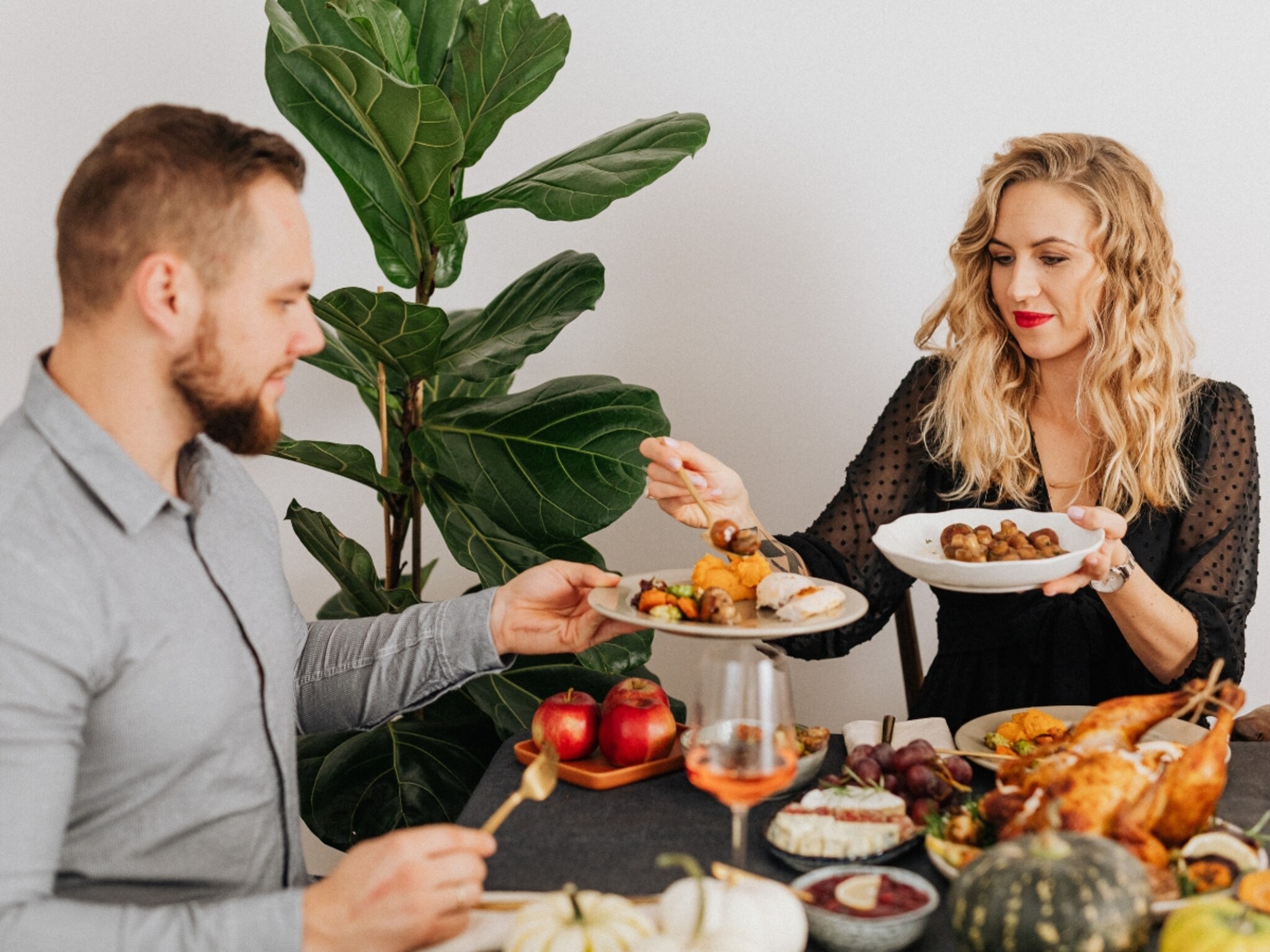 जेवणानंतर लगेच झोपताय? होऊ शकतात 'हे' गंभीर आजार, आत्ताच सवय बदला; अन्यथा...