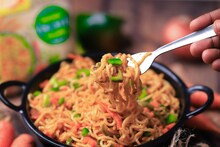 Spicy Maggi Recipe : 5 मिनिटांची मॅगी आता बनेल आणखी हेल्दी; ट्राय करा 'चाऊमीन स्टाईल मॅगी'ची रेसिपी!