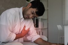 एकटे असताना हार्ट अटॅक आला तर काय कराल? 'या' ५ गोष्टी तुमचा जीव वाचवतील, लगेच...