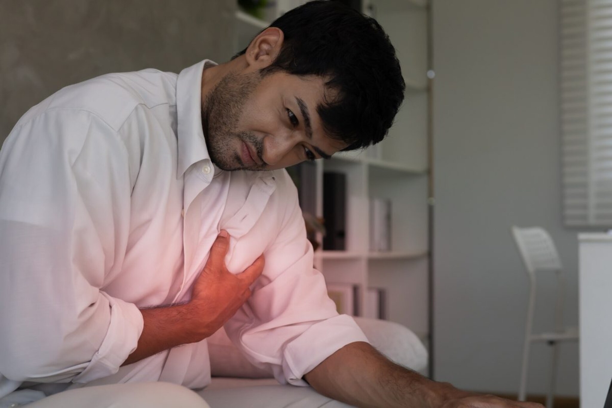 एकटे असताना हार्ट अटॅक आला तर काय कराल? 'या' ५ गोष्टी तुमचा जीव वाचवतील, लगेच...