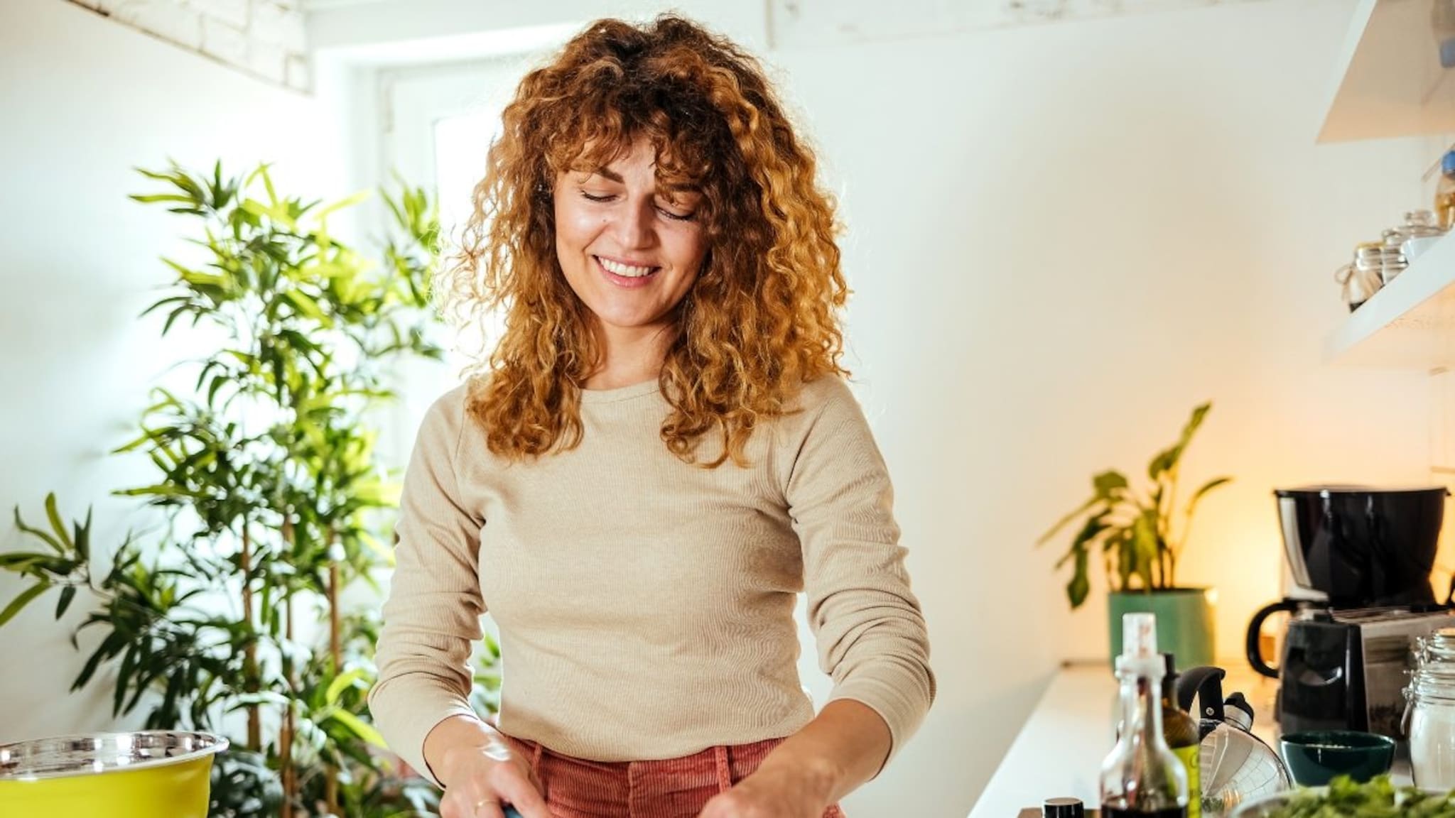 चविष्ट जेवणाचे रहस्य! फाॅलो करा 'या'  भन्नाट किचन १० ट्रिक्स, तुमचं स्वयंपाकघर होईल 'स्मार्ट'