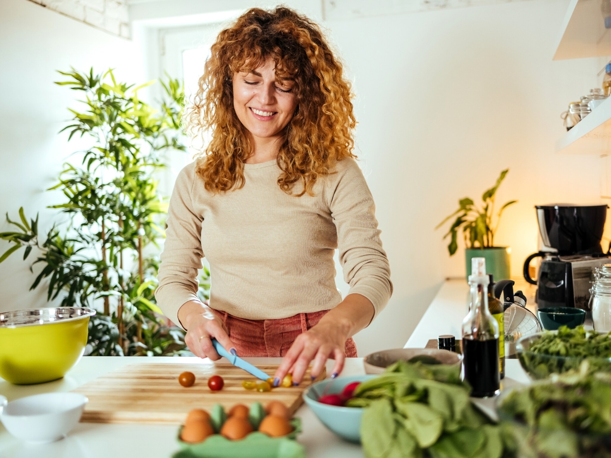 चविष्ट जेवणाचे रहस्य! फाॅलो करा 'या'  भन्नाट किचन १० ट्रिक्स, तुमचं स्वयंपाकघर होईल 'स्मार्ट'