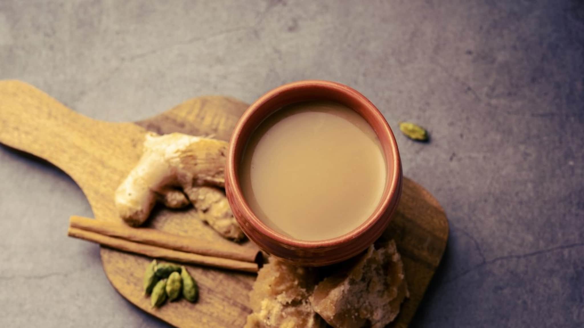 तुम्ही रोज 'गूळ टाकलेला चहा' पिताय? थांबा! ही सवय तुमच्यासाठी ठरू शकते विषारी, वाचा आयुर्वेदाचार्यांचा इशारा!