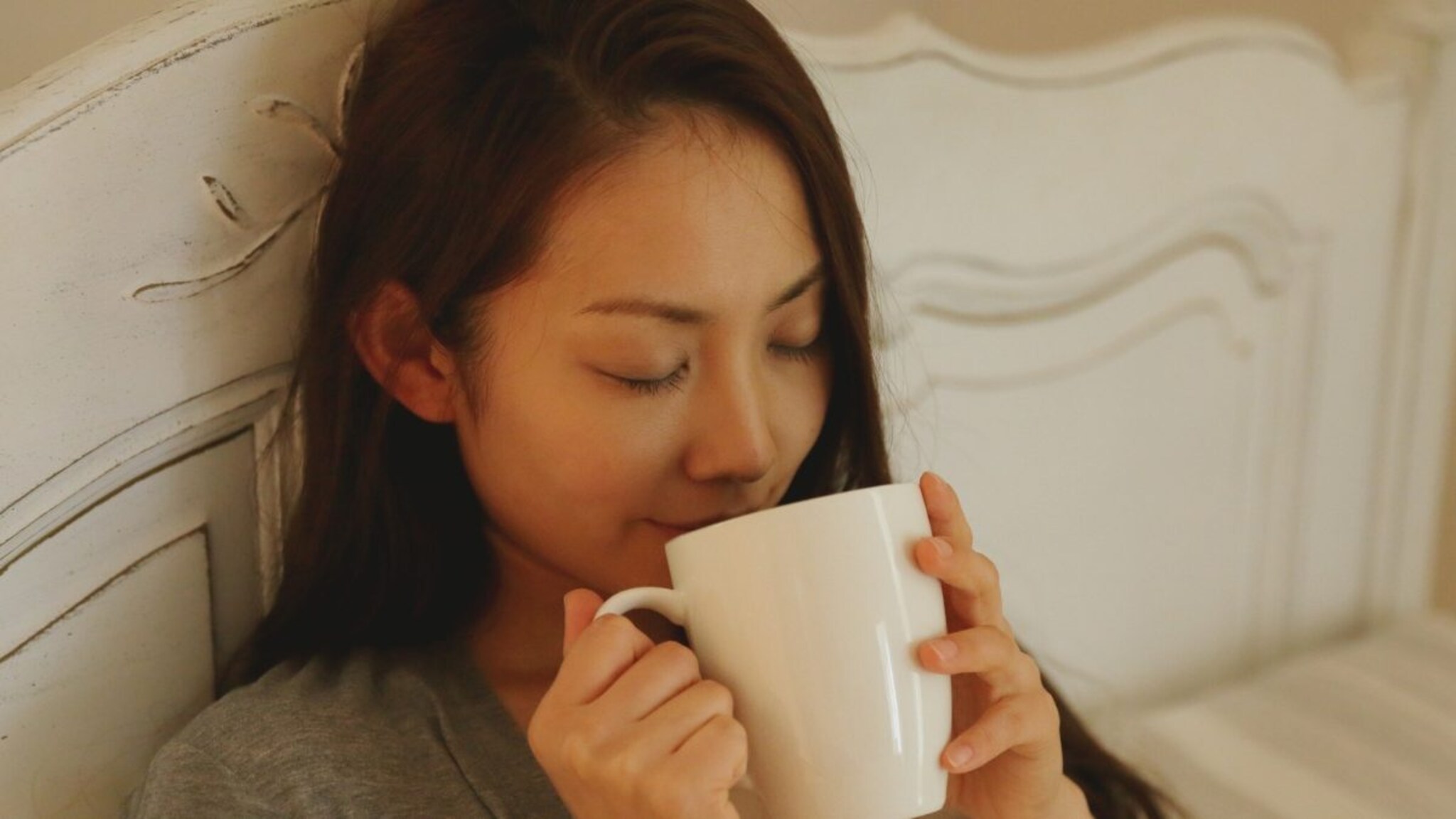 बेड-टी घेणाऱ्यांसाठी धोक्याची घंटा! रिकाम्या पोटी चहा पिण्याचे 6 मोठे तोटे, वाचा डॉक्टरांचा सल्ला