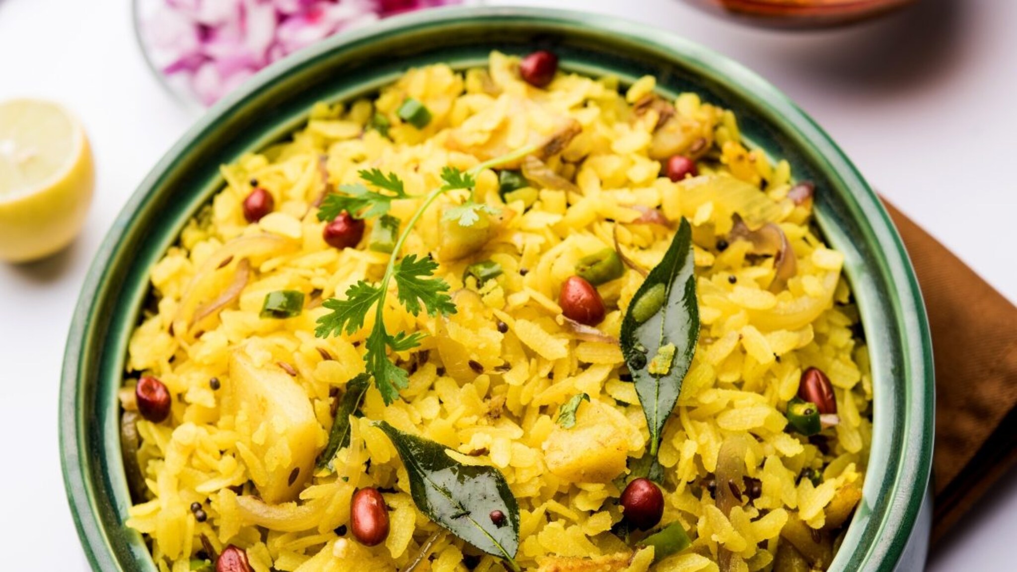 पोहे बनवताना फक्त 'या' 4 गोष्टी मिक्स करा; रोजचा साधा नाश्ता बनेल 'प्रोटीन'चा पॉवरहाऊस!