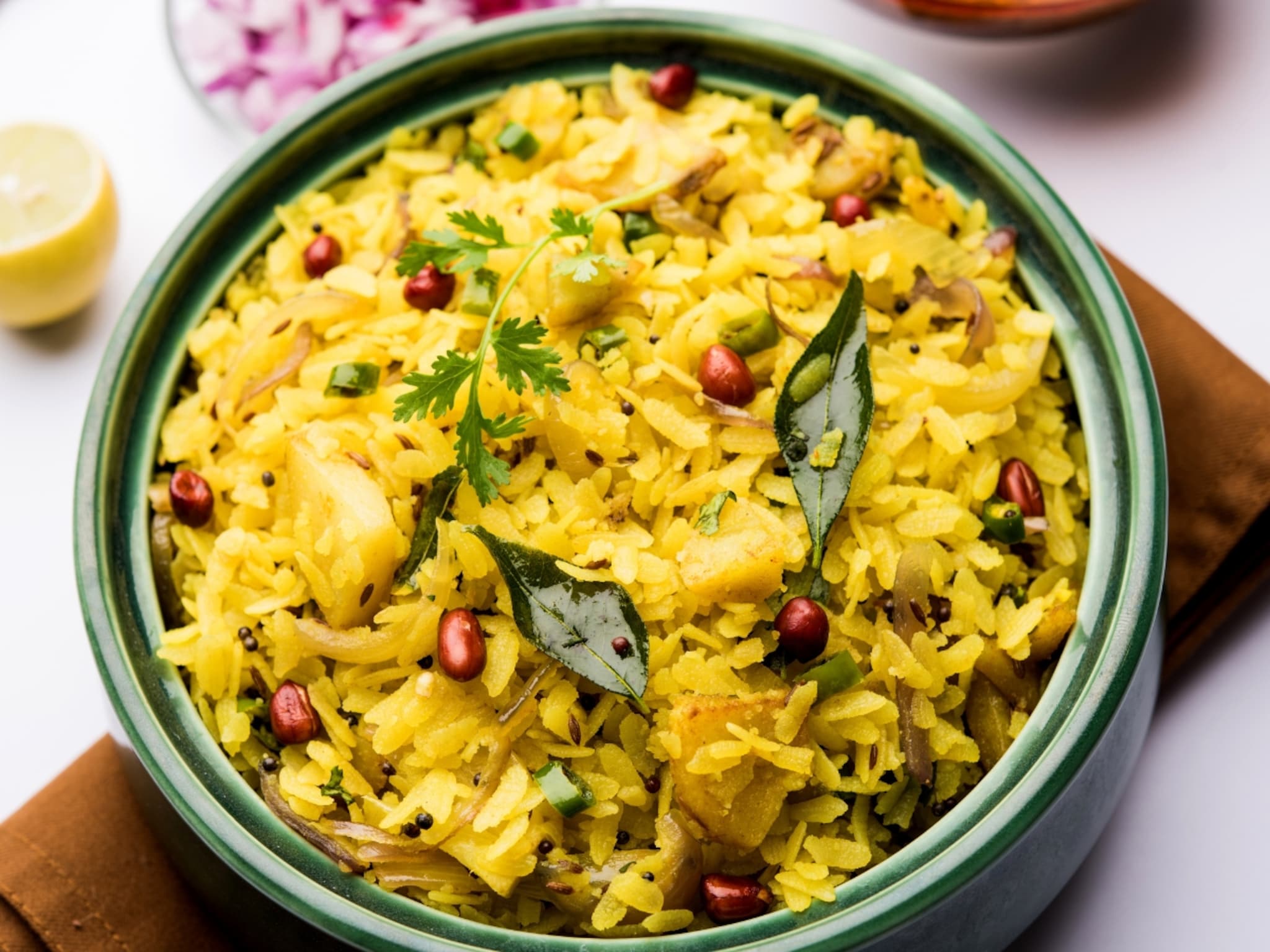 पोहे बनवताना फक्त 'या' 4 गोष्टी मिक्स करा; रोजचा साधा नाश्ता बनेल 'प्रोटीन'चा पॉवरहाऊस!