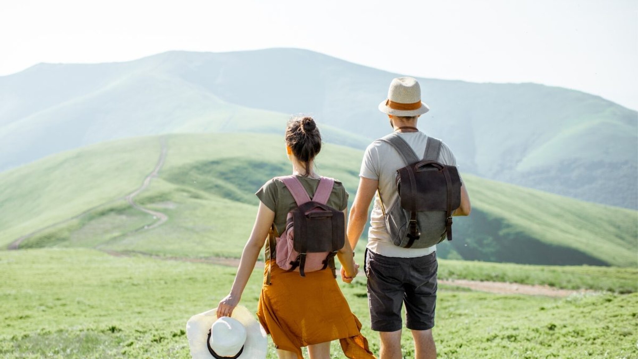 2 दिवसांच्या विकेंड ट्रिपवर जाताय? बॅगमध्ये 'या' 5 वस्तू ठेवा, प्रवास होईल 100% टेंशन फ्री