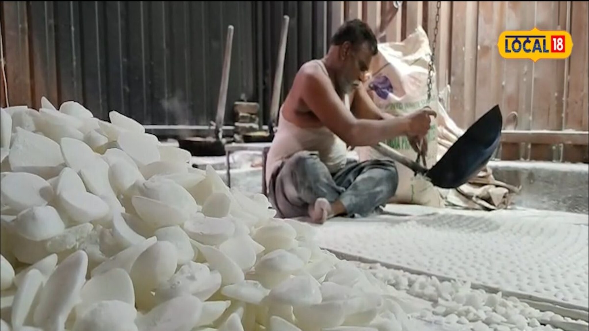 सोलापुरात आजही 'साखरेच्या पाकापासून' बनवतात खास बत्ताशे, पिढ्यानपिढ्या जपलाय हा वारसा Video