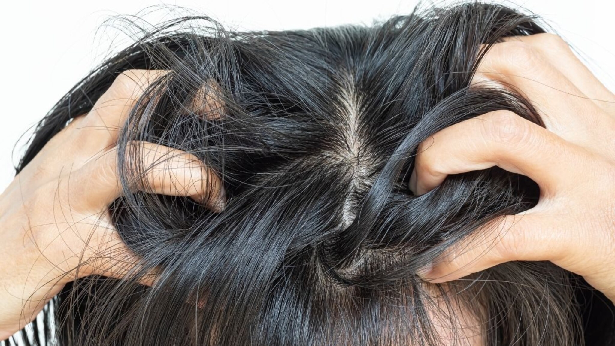 मुलीच्या केसातून आवाज, सगळे घाबरले; केस मोकळे सोडताच कुटुंब पुरतं हादरलं