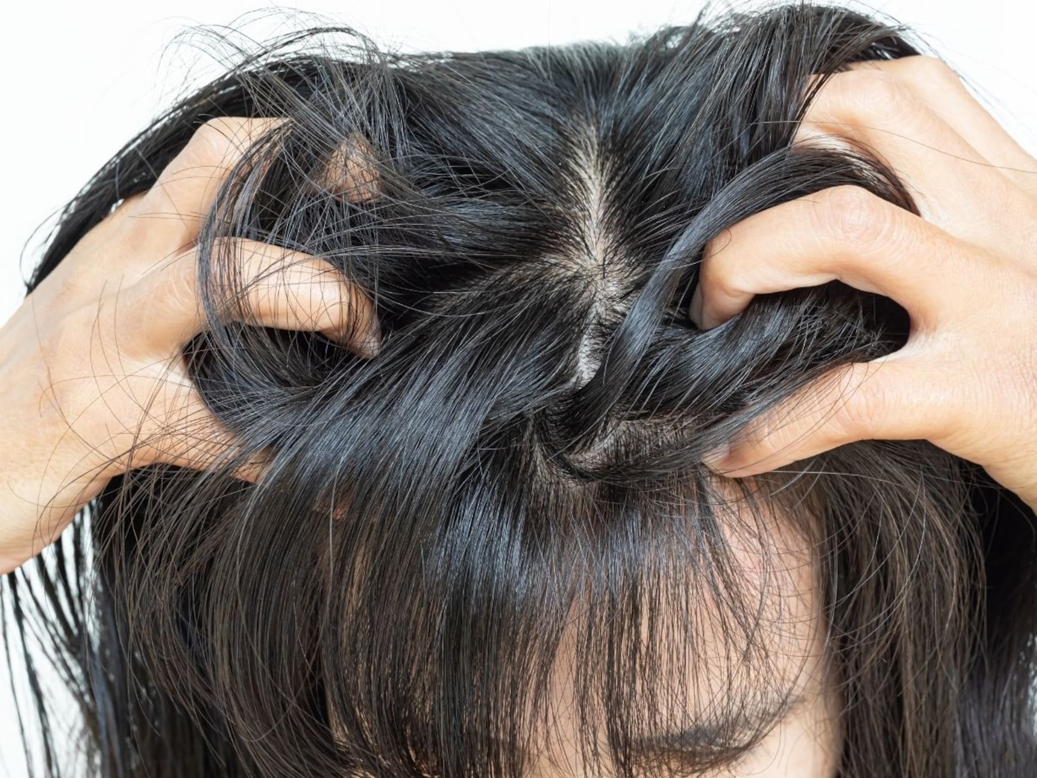 मुलीच्या केसातून आवाज, सगळे घाबरले; केस मोकळे सोडताच कुटुंब पुरतं हादरलं