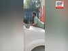 कारची टक्कर अन् एका चालकाने दुसऱ्याला घेतला चावा, मुंबईतला VIDEO 